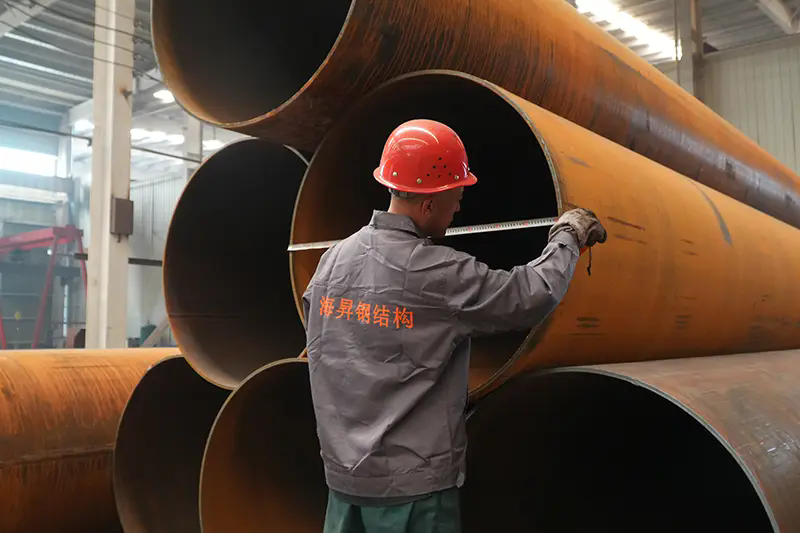 Genom att utnyttja de industriella styrkorna i Peking-Tianjin-Hebei-regionen håller HAISHENG jämna steg med omvandlingsvågen i Tangshans stålindustri.